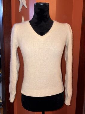 D.D.SLOANE Vintage Soft Cream V-Neck Fitted Sweater